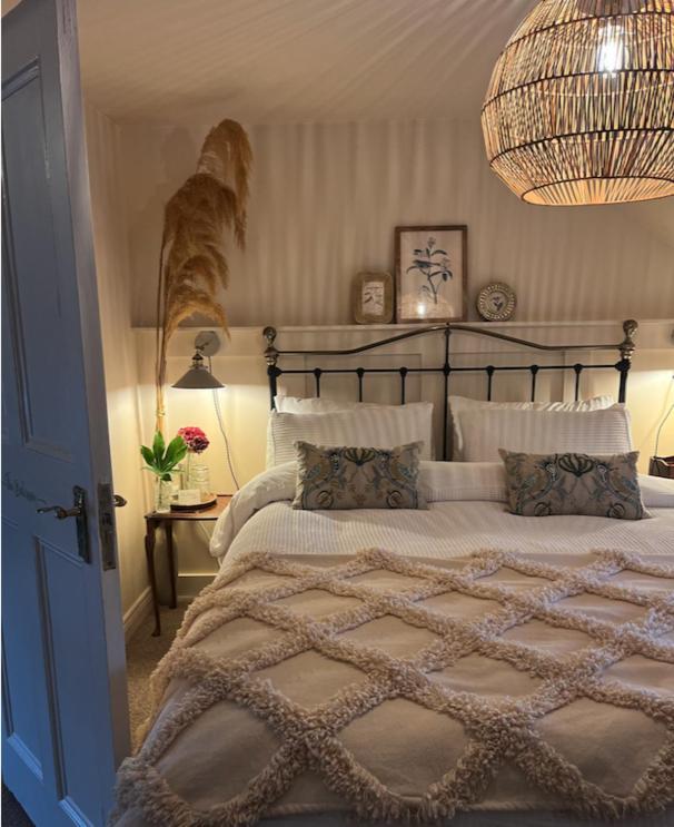 The Pink Cottage Upstairs Suite & Garden Summer Room Whitehead Экстерьер фото