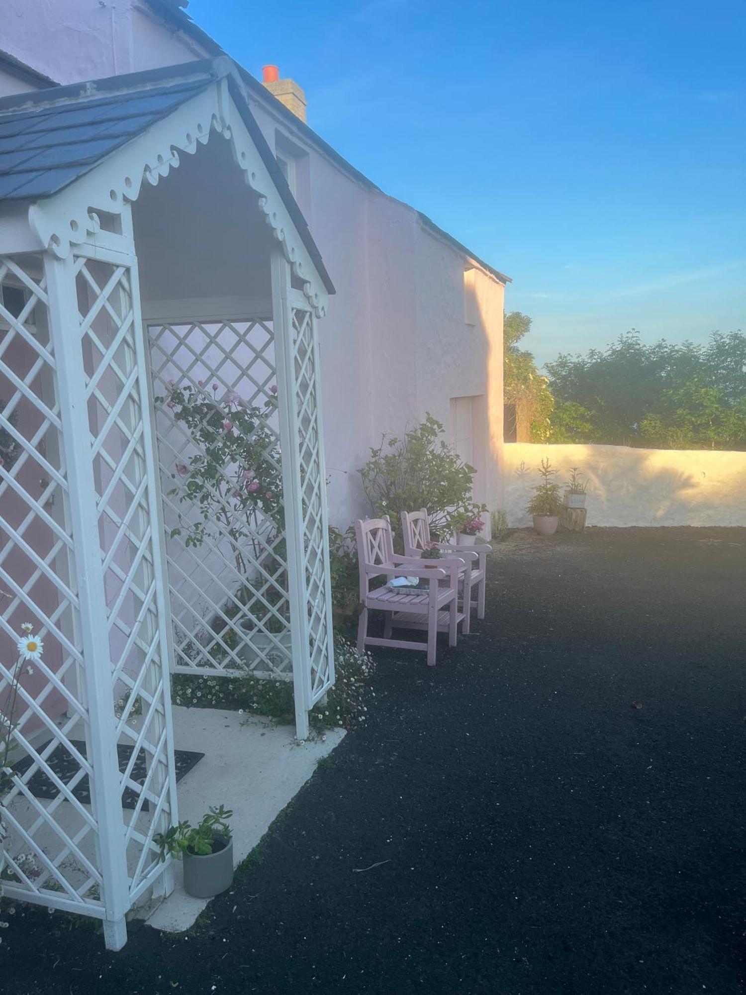 The Pink Cottage Upstairs Suite & Garden Summer Room Whitehead Экстерьер фото