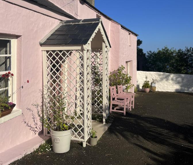 The Pink Cottage Upstairs Suite & Garden Summer Room Whitehead Экстерьер фото