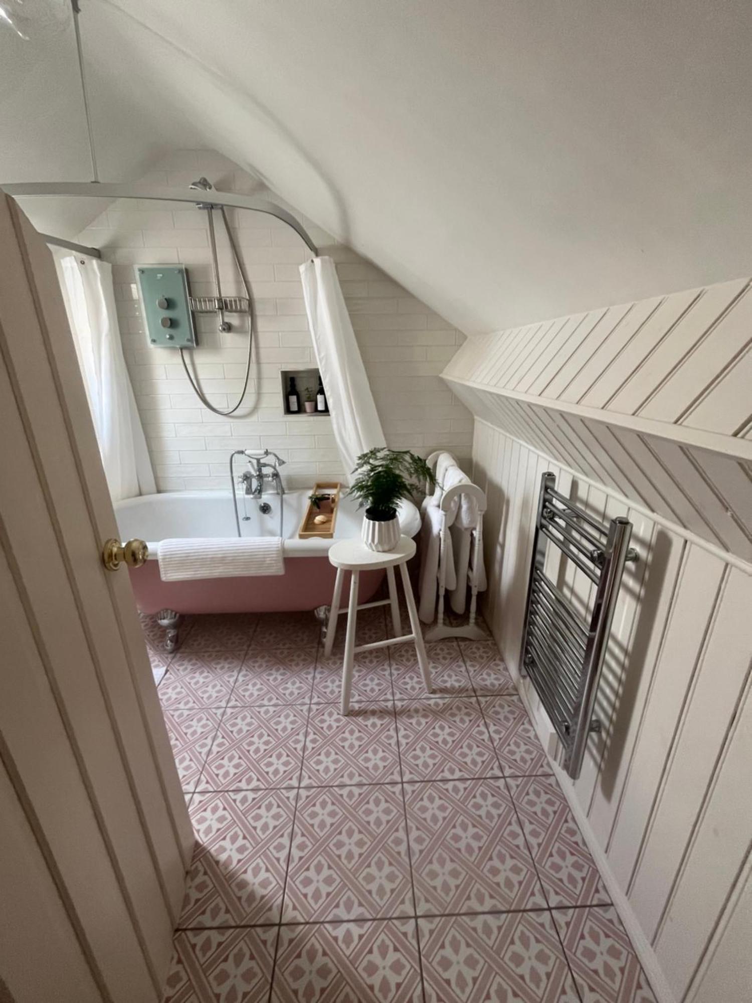 The Pink Cottage Upstairs Suite & Garden Summer Room Whitehead Экстерьер фото
